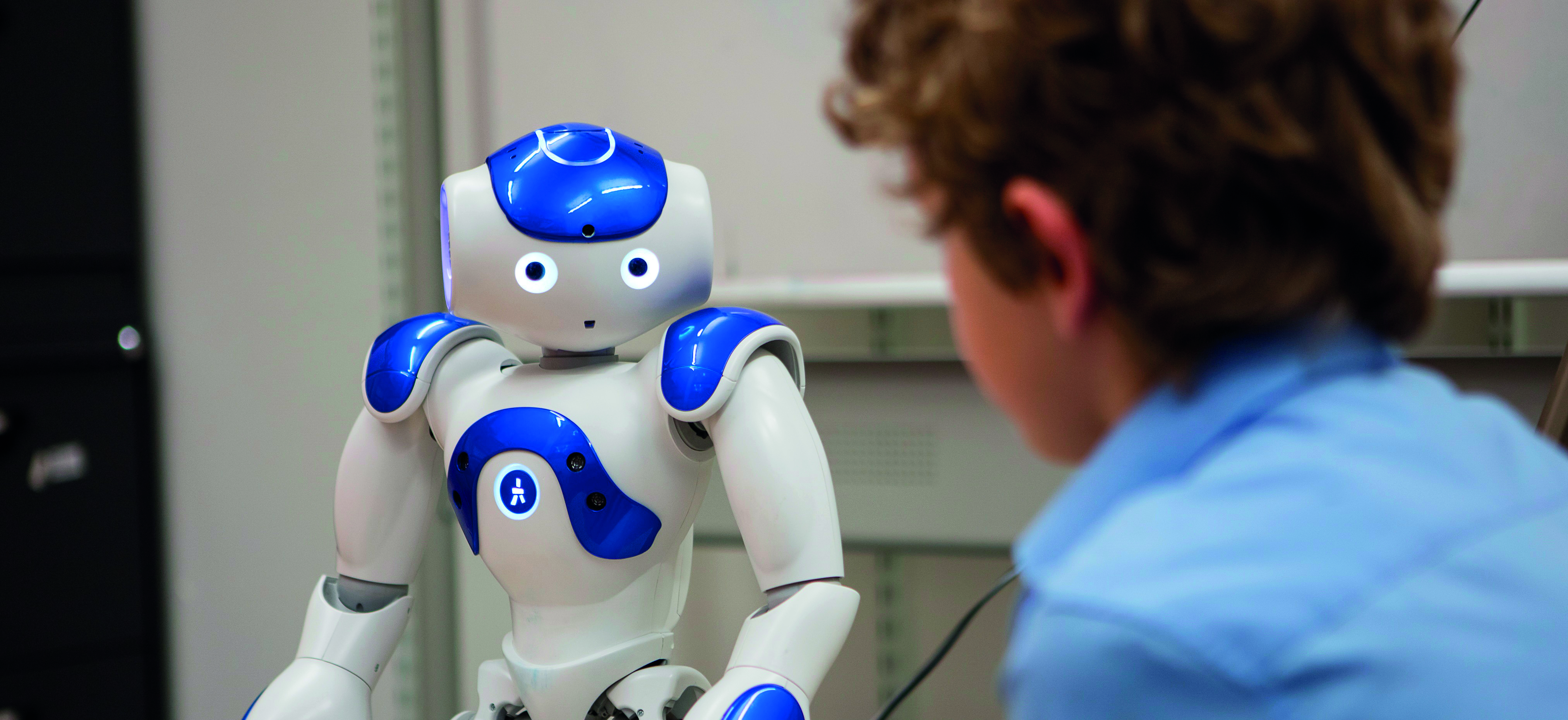 Robots say. Давление робот. Емми робот игрушка. Слет робототехников. Игры на креативность с роботами.