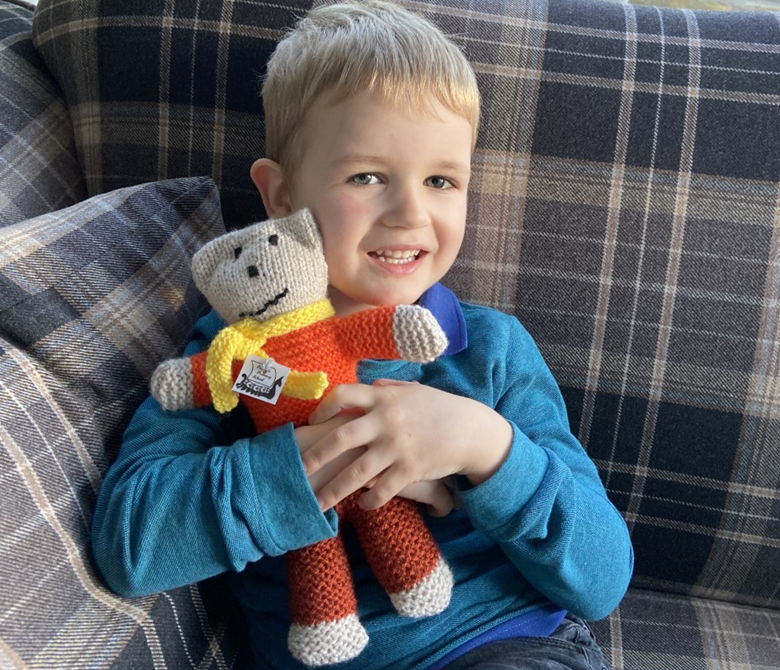 Chaque enfant de Papdale Nursery a reçu un nounours spécialement tricoté à câliner pendant l'heure du conte virtuelle