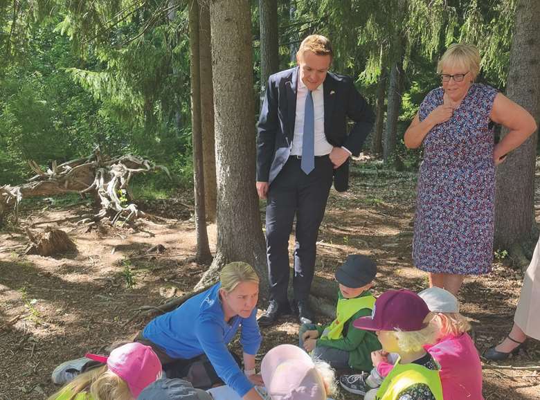 Will Quince joins a ‘maths lesson among the trees’ at Ur Och Skur Gronlingen Pre-School.